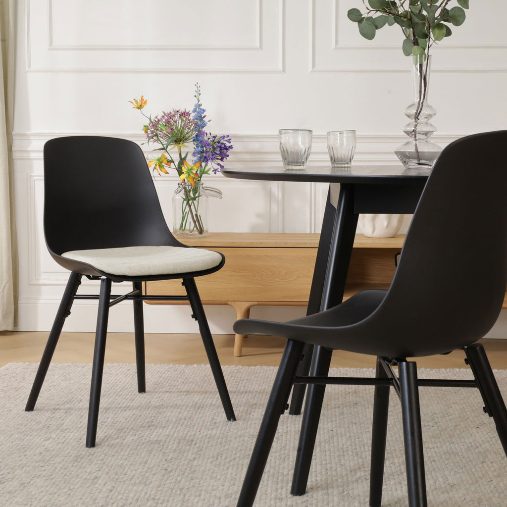 Nena-Liv eetkamerstoel zwart met naturelbeige zitkussen - zwart houten onderstel