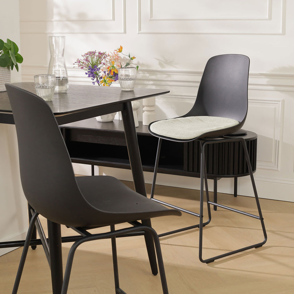 Nino-Liv barkruk zwart met naturelbeige zitkussen - zwart onderstel - 65 cm