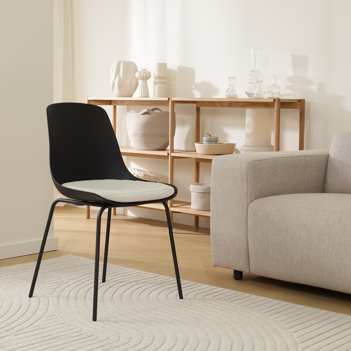 Nora-Liv eetkamerstoel zwart met naturelbeige zitkussen - zwart onderstel