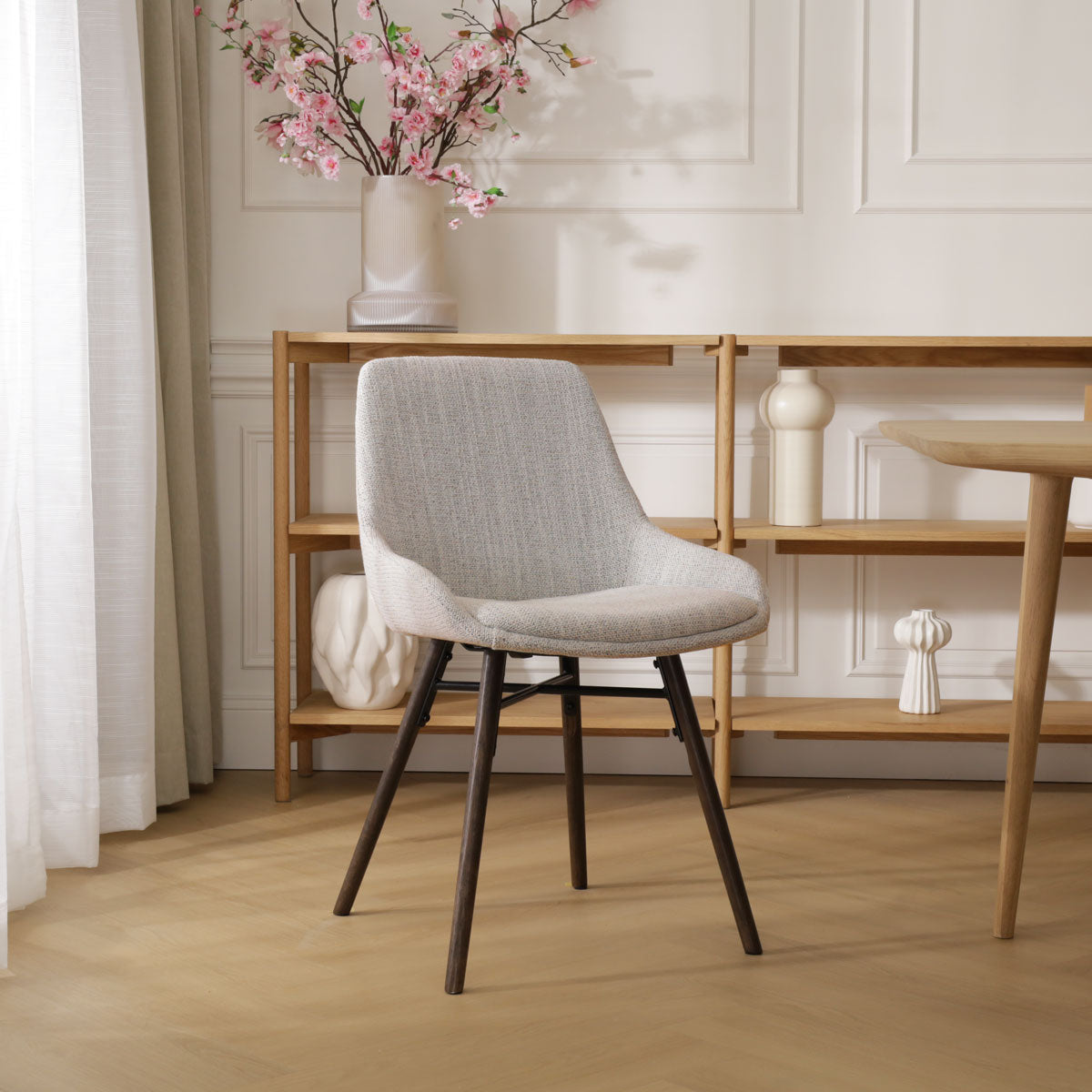 Nena-Isa eetkamerstoel beige gemêleerd - walnoot houten onderstel