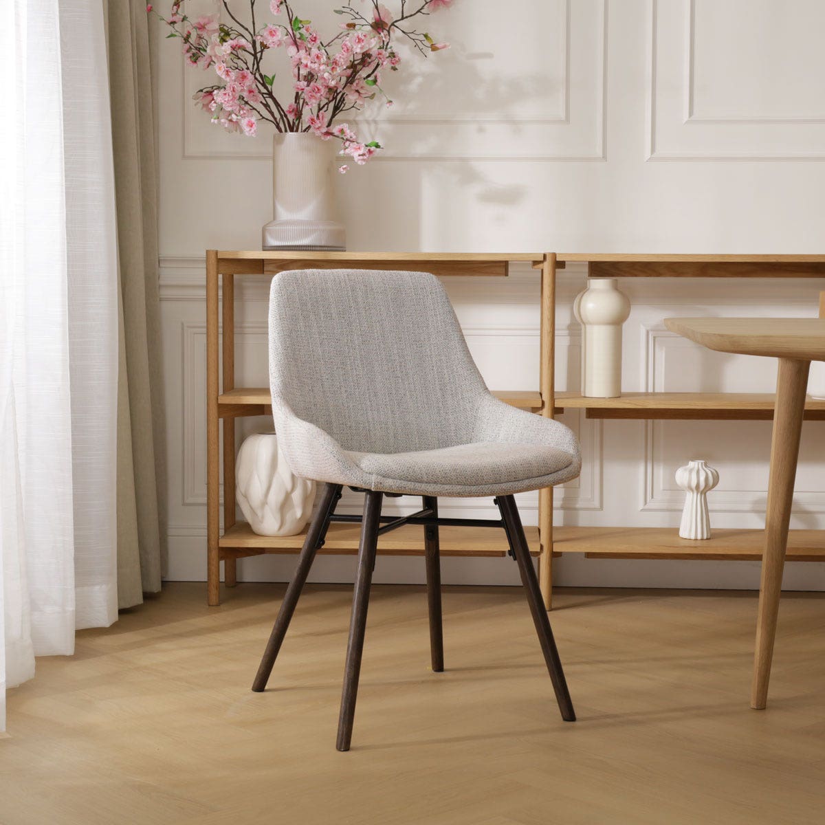 Nena-Isa eetkamerstoel beige gemêleerd - walnoot houten onderstel