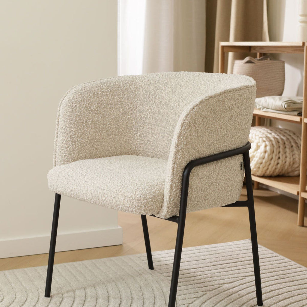 Josefien eetkamerstoel met armleuningen in bouclé beige