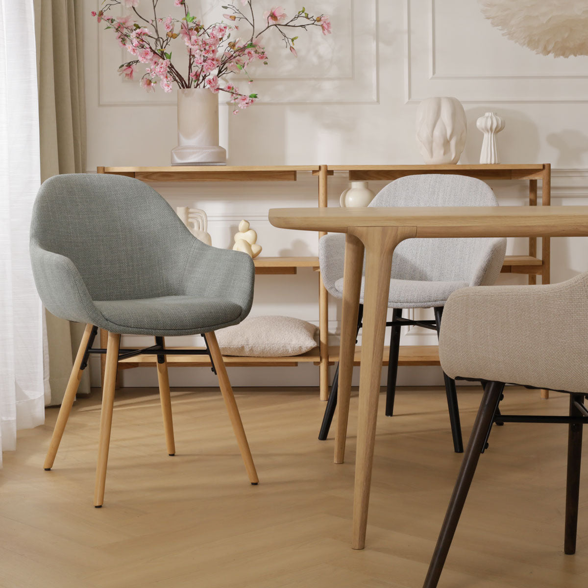 Nena-Mae eetkamerstoel bouclé beige - zwart houten onderstel