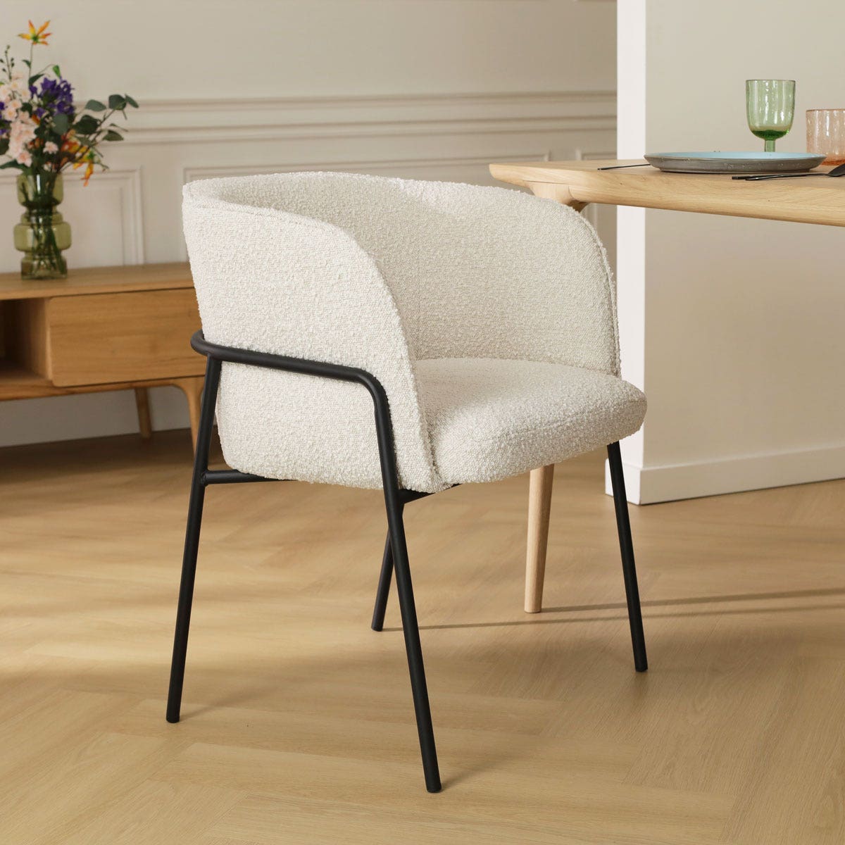 Josefien eetkamerstoel met armleuningen in bouclé beige