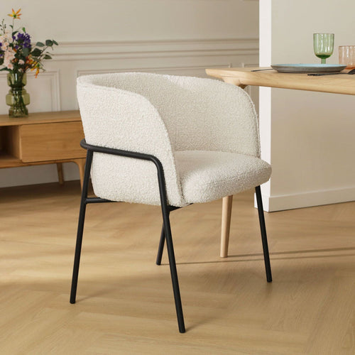 Josefien eetkamerstoel met armleuningen in bouclé beige