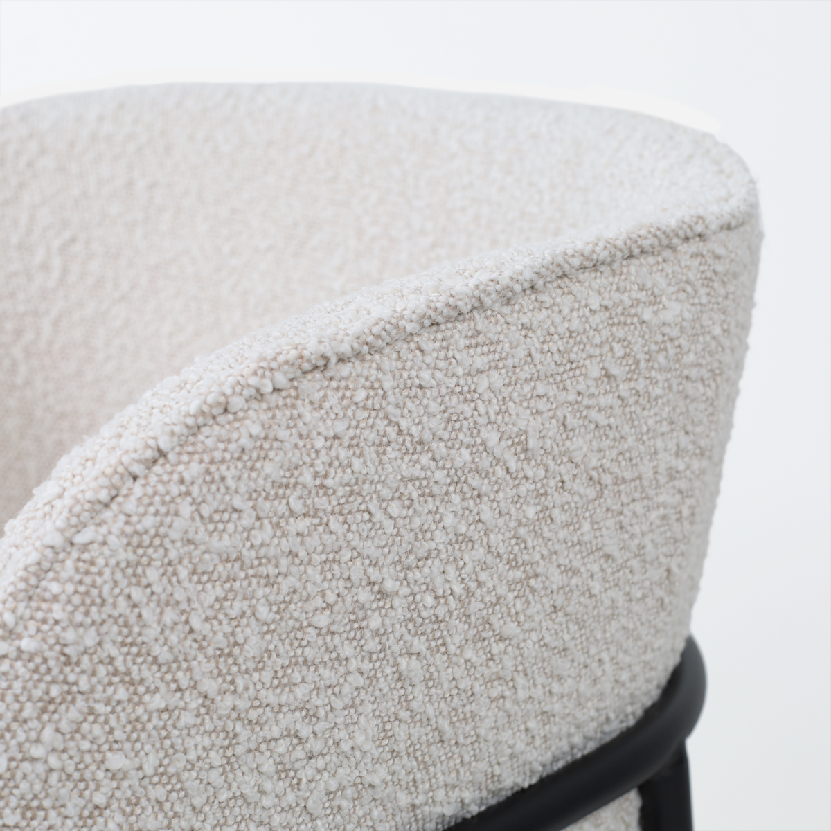 Josefien eetkamerstoel met armleuningen in bouclé beige