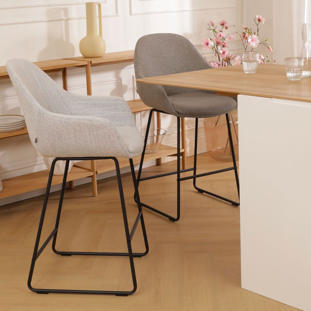 Nino-Mae barkruk beige gemêleerd - zwart onderstel - 65 cm