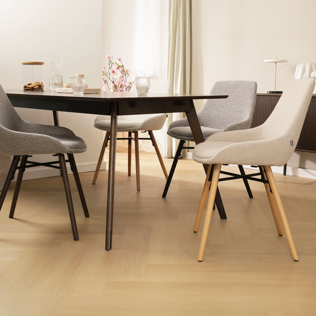 Nena-Isa eetkamerstoel beige - zwart houten onderstel