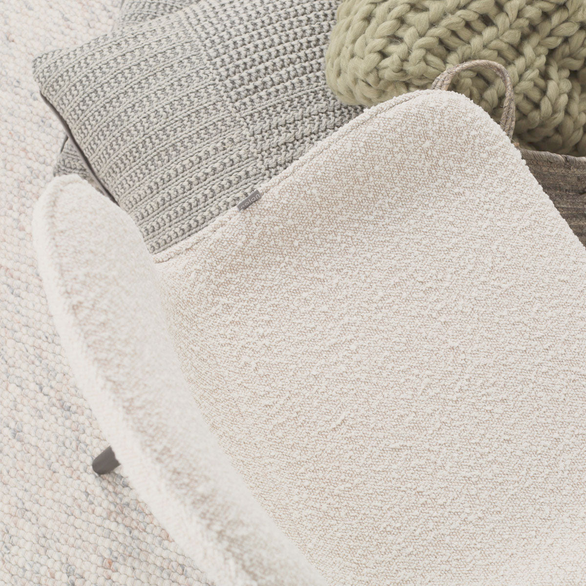 Noa-Fé eetkamerstoel bouclé beige - wit onderstel