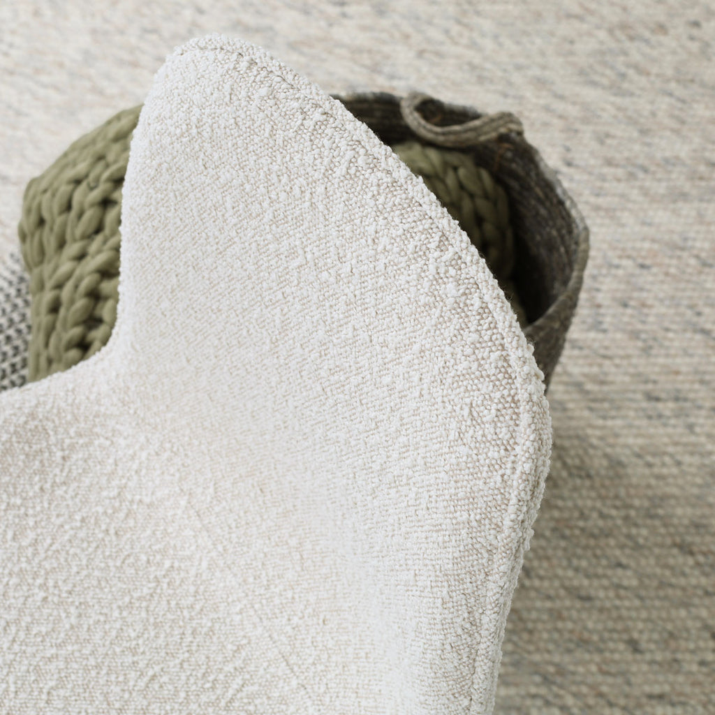 Noor-Fé draaibare eetkamerstoel bouclé beige - walnoot houten onderstel