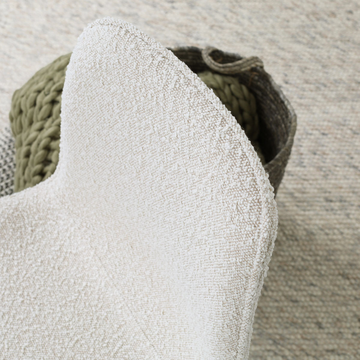 Noor-Fé draaibare eetkamerstoel bouclé beige - walnoot houten onderstel