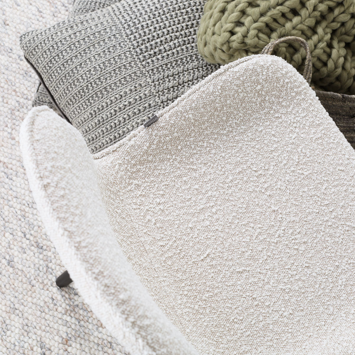 Noor-Fé draaibare eetkamerstoel bouclé beige - walnoot houten onderstel