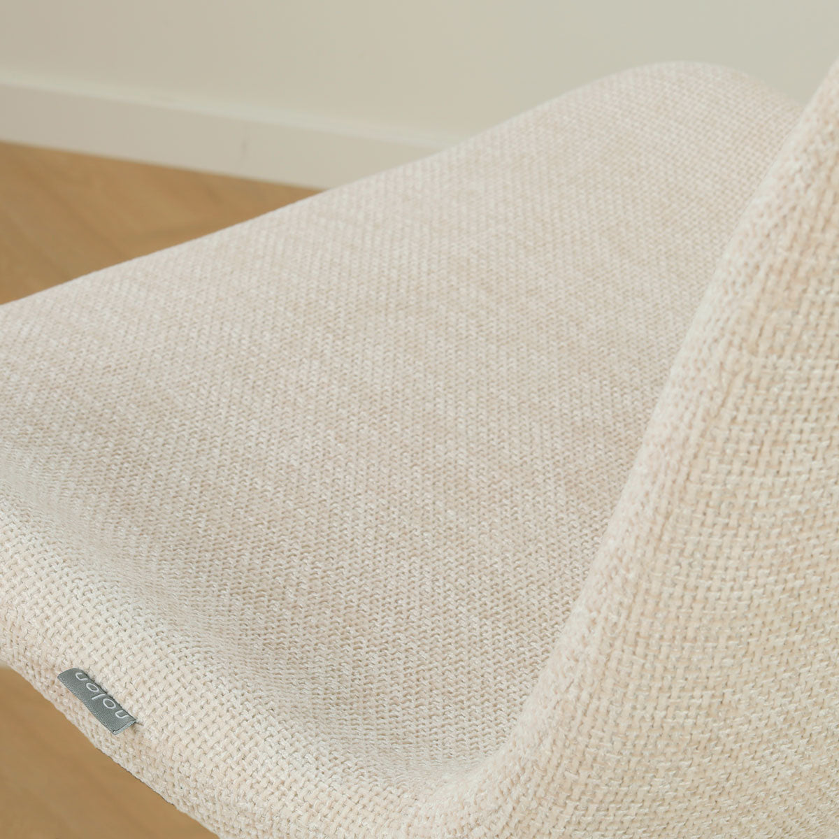 Noor-Fé draaibare eetkamerstoel cottonbeige - walnoot houten onderstel
