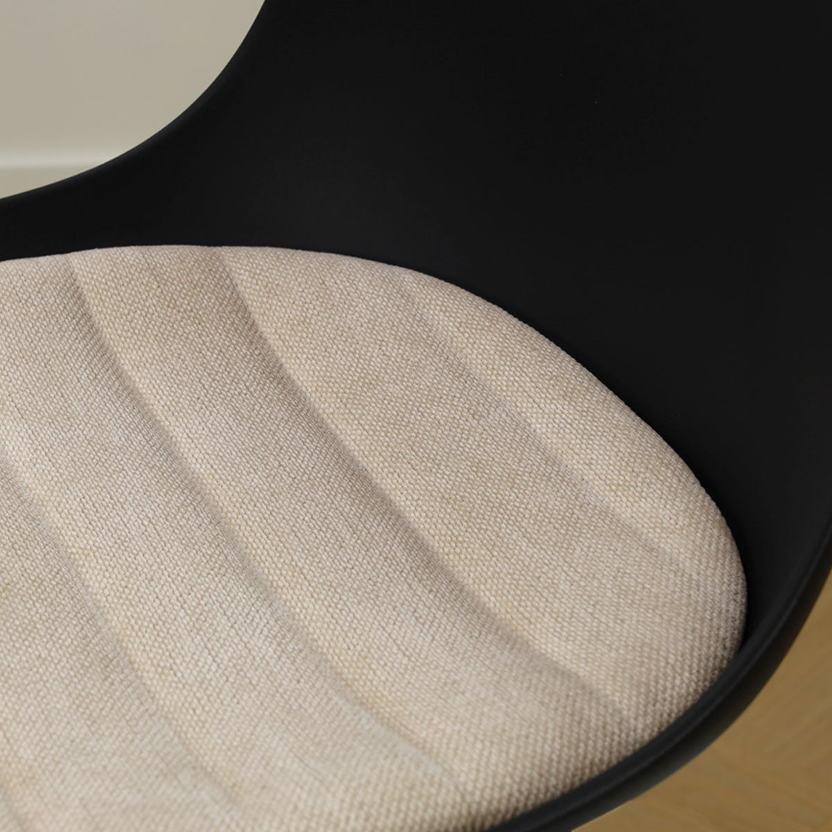 Nino-Liv barkruk zwart met naturelbeige zitkussen - zwart onderstel - 65 cm