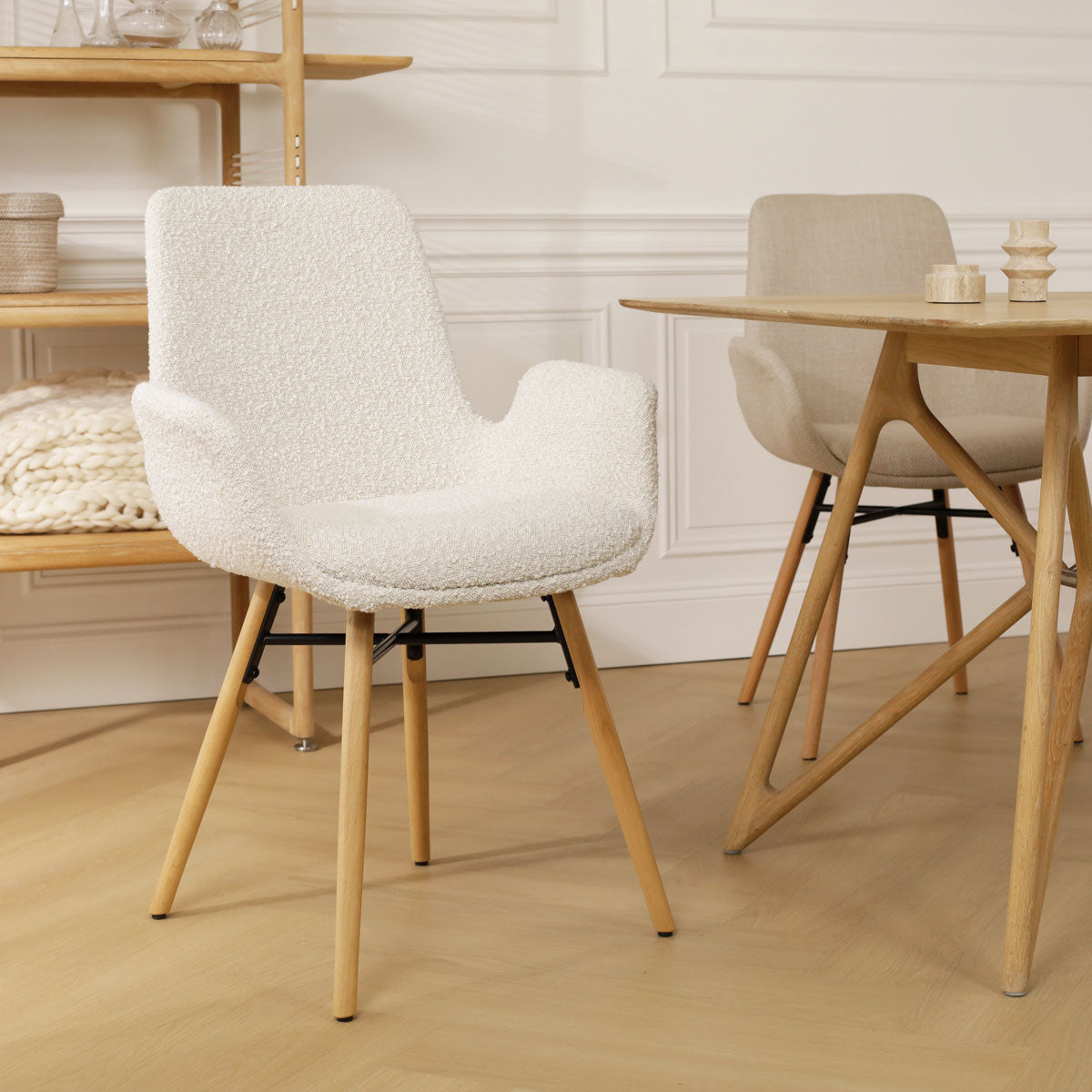 Nena-Eef eetkamerstoel bouclé beige - houten onderstel