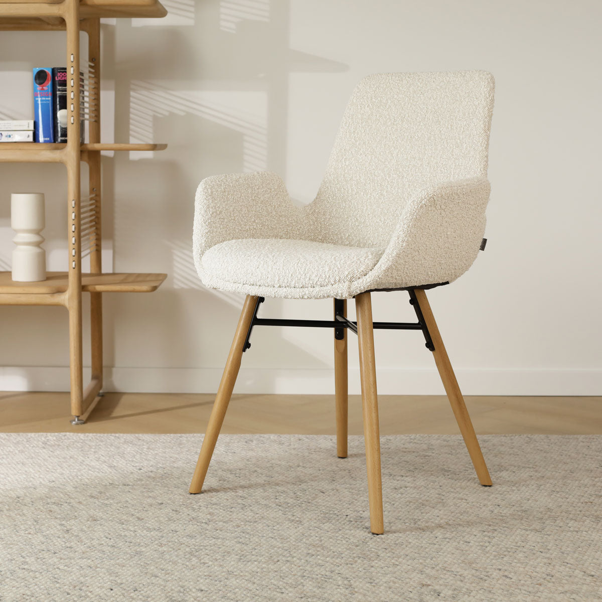 Nena-Eef eetkamerstoel bouclé beige - houten onderstel
