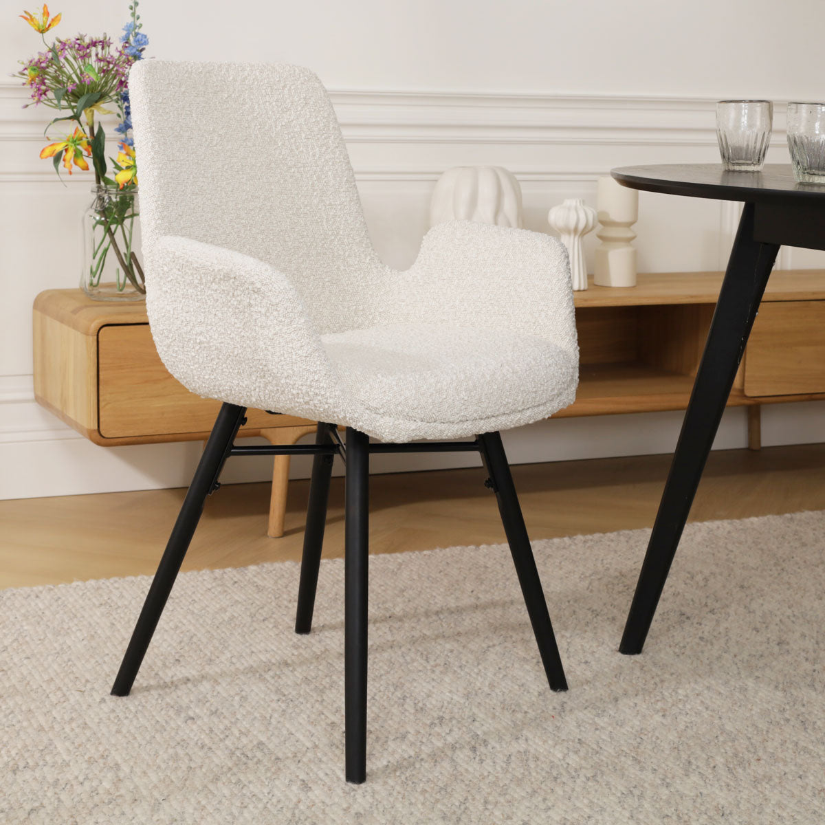 Nena-Eef eetkamerstoel bouclé beige - zwart houten onderstel