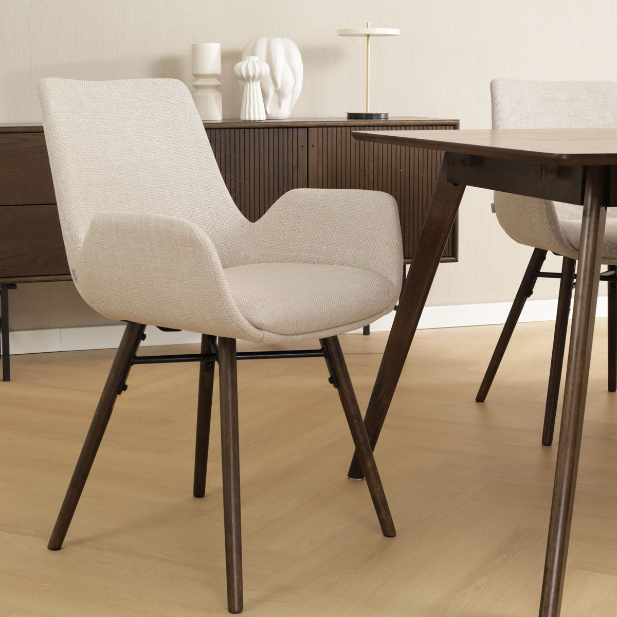 Nena-Eef eetkamerstoel beige - walnoot houten onderstel