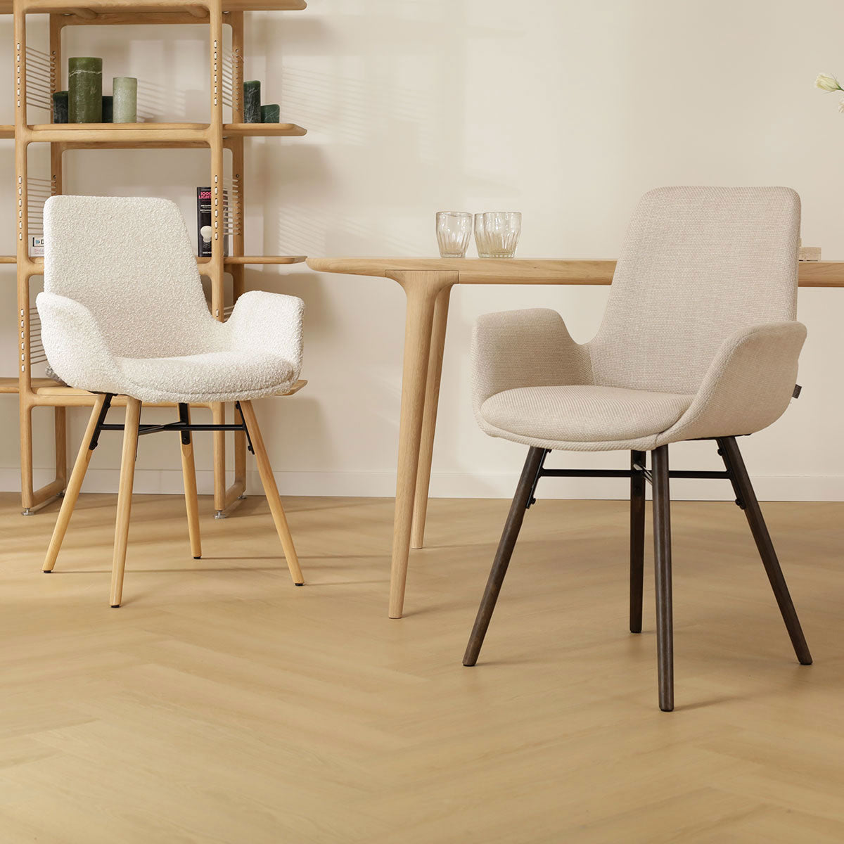 Nena-Eef eetkamerstoel beige - walnoot houten onderstel