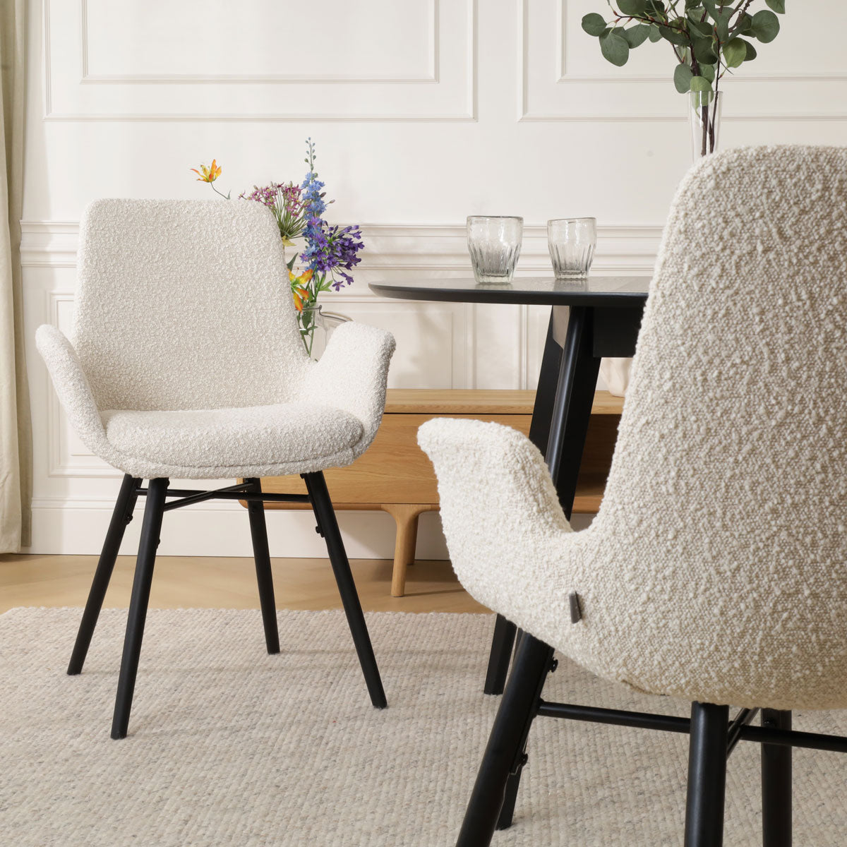 Nena-Eef eetkamerstoel bouclé beige - zwart houten onderstel