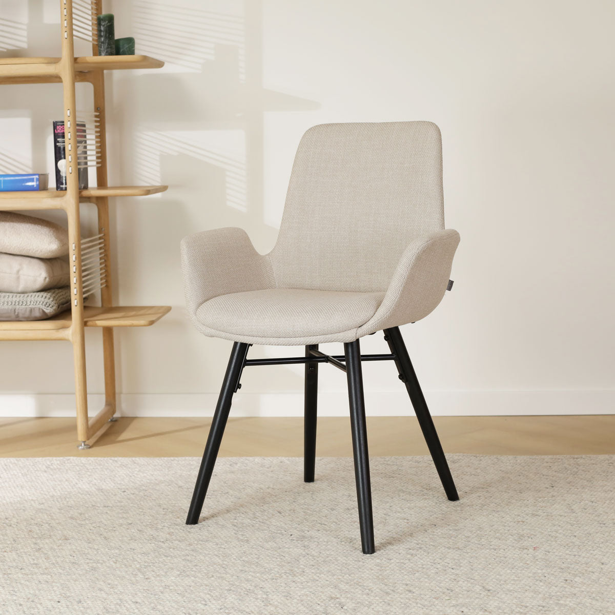 Nena-Eef eetkamerstoel beige - zwart houten onderstel