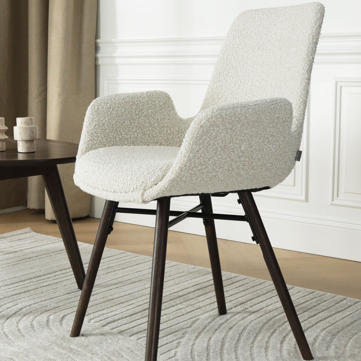 Nena-Eef eetkamerstoel bouclé beige - walnoot houten onderstel
