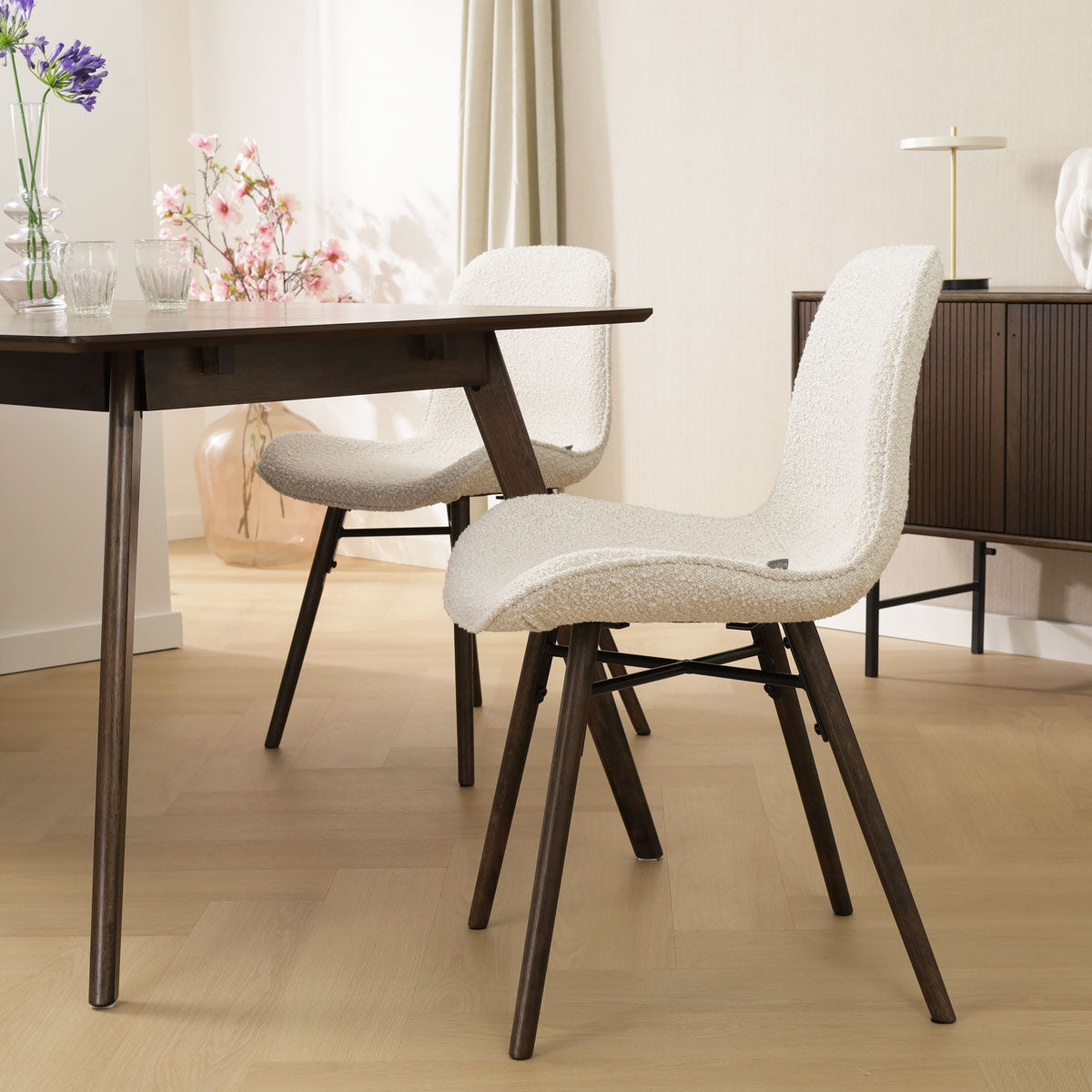 Nena-Fé eetkamerstoel bouclé beige - walnoot houten onderstel