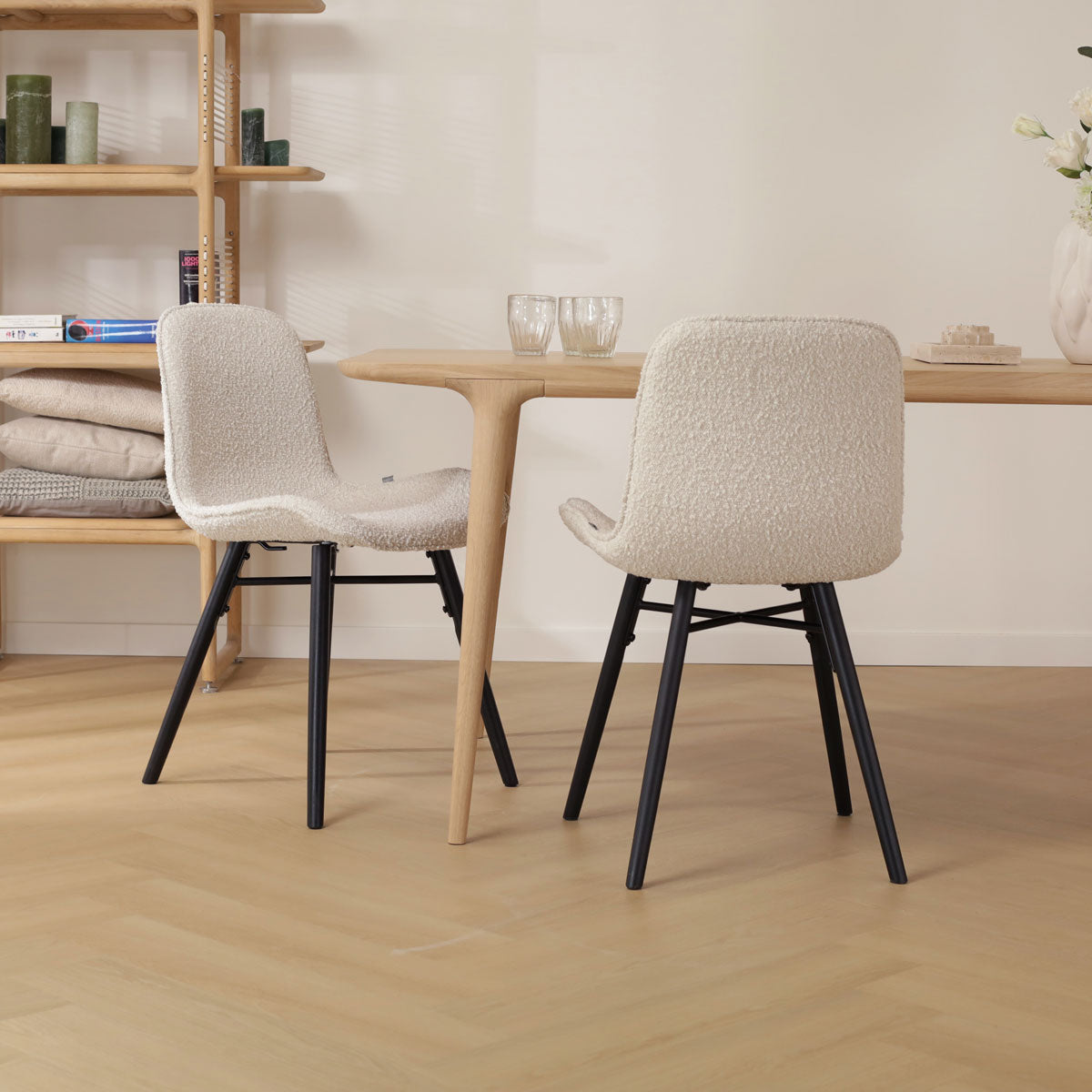 Nena-Fé eetkamerstoel bouclé beige - zwart houten onderstel