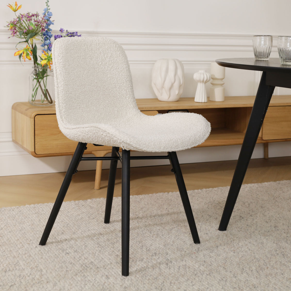 Nena-Fé eetkamerstoel bouclé beige - zwart houten onderstel