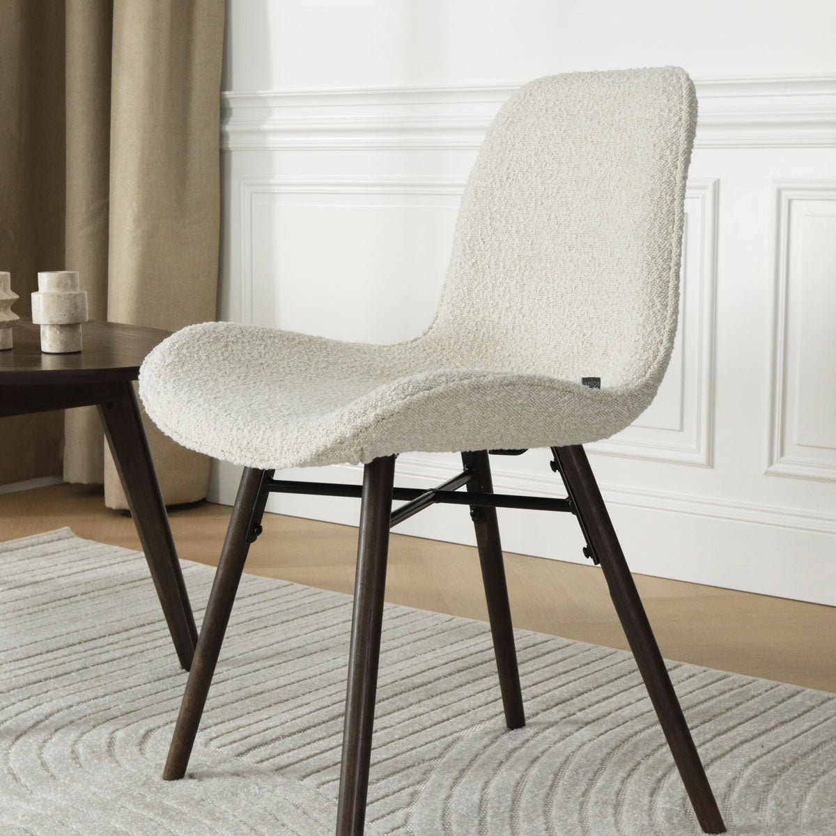 Nena-Fé eetkamerstoel bouclé beige - walnoot houten onderstel