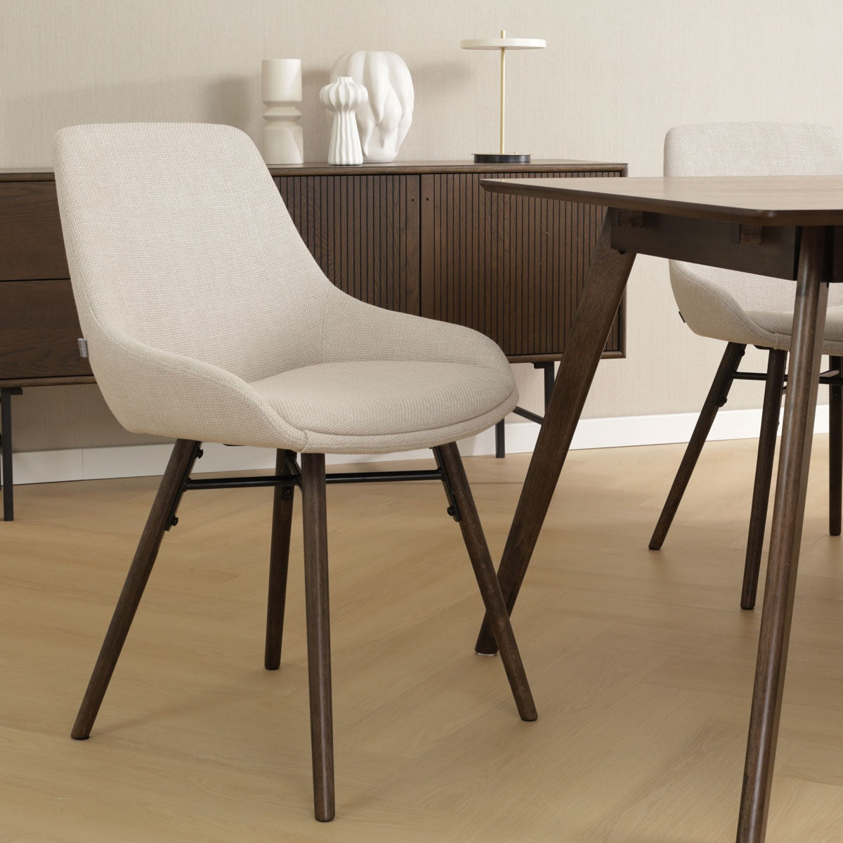 Nena-Isa eetkamerstoel beige - walnoot houten onderstel
