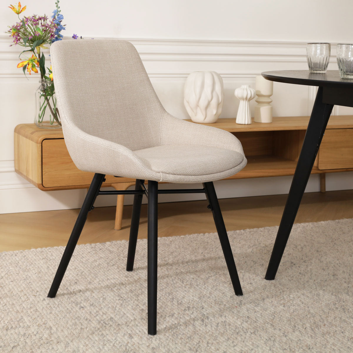 Nena-Isa eetkamerstoel beige - zwart houten onderstel