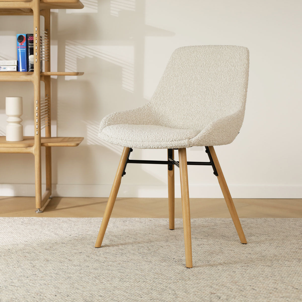 Nena-Isa eetkamerstoel bouclé beige - houten onderstel