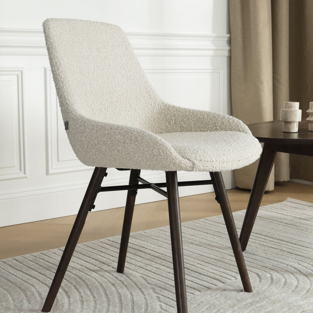 Nena-Isa eetkamerstoel bouclé beige - walnoot houten onderstel