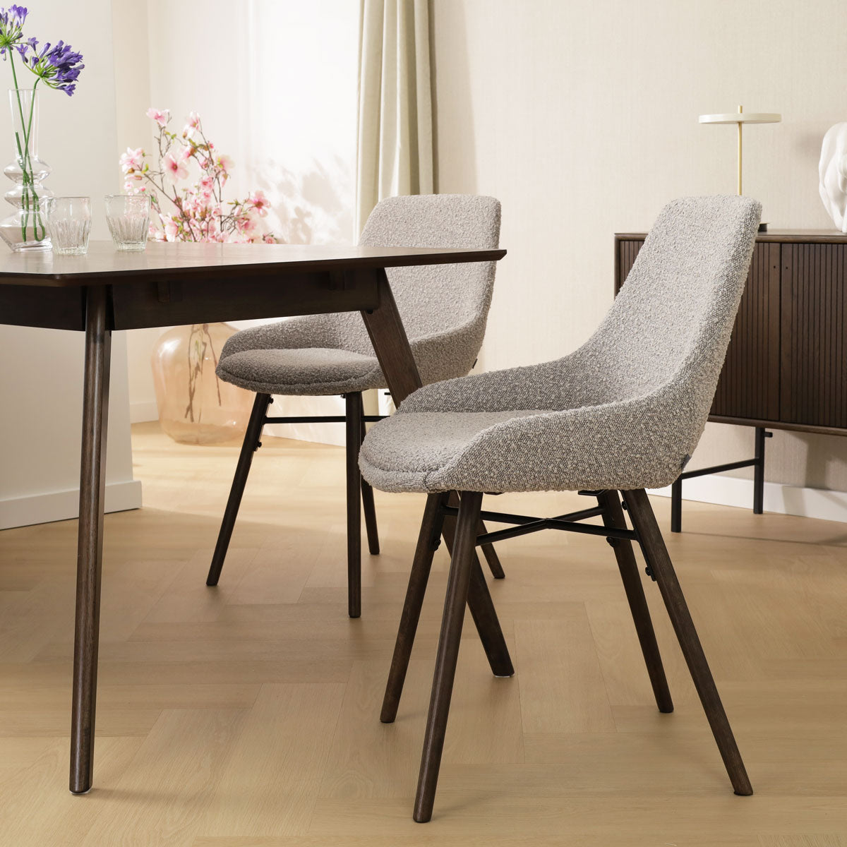 Nena-Isa eetkamerstoel bouclé taupe - walnoot houten onderstel