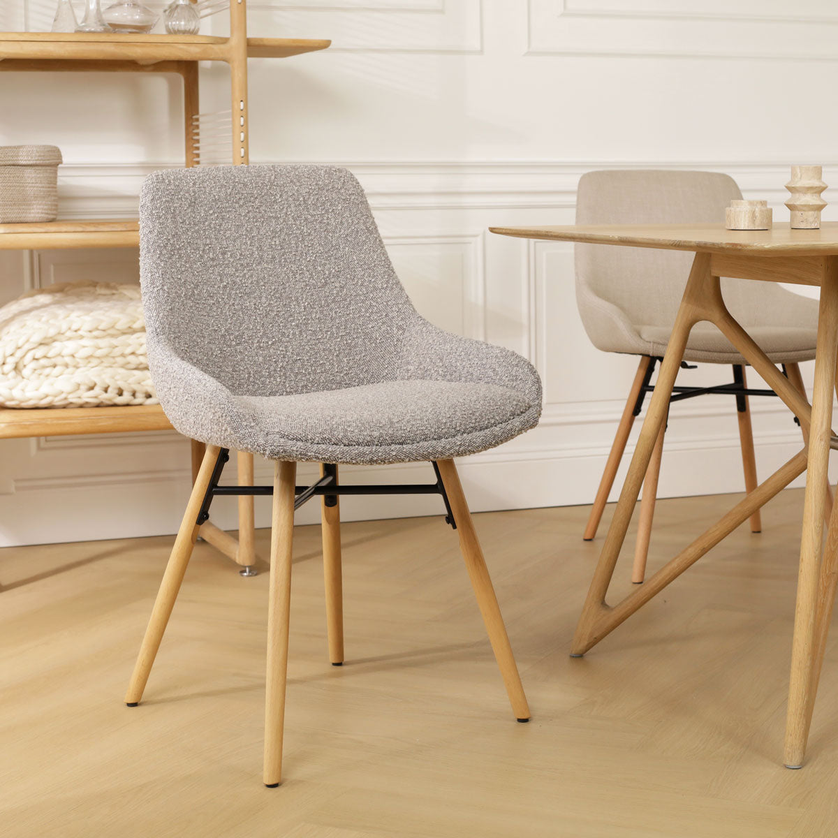 Nena-Isa eetkamerstoel bouclé taupe - houten onderstel