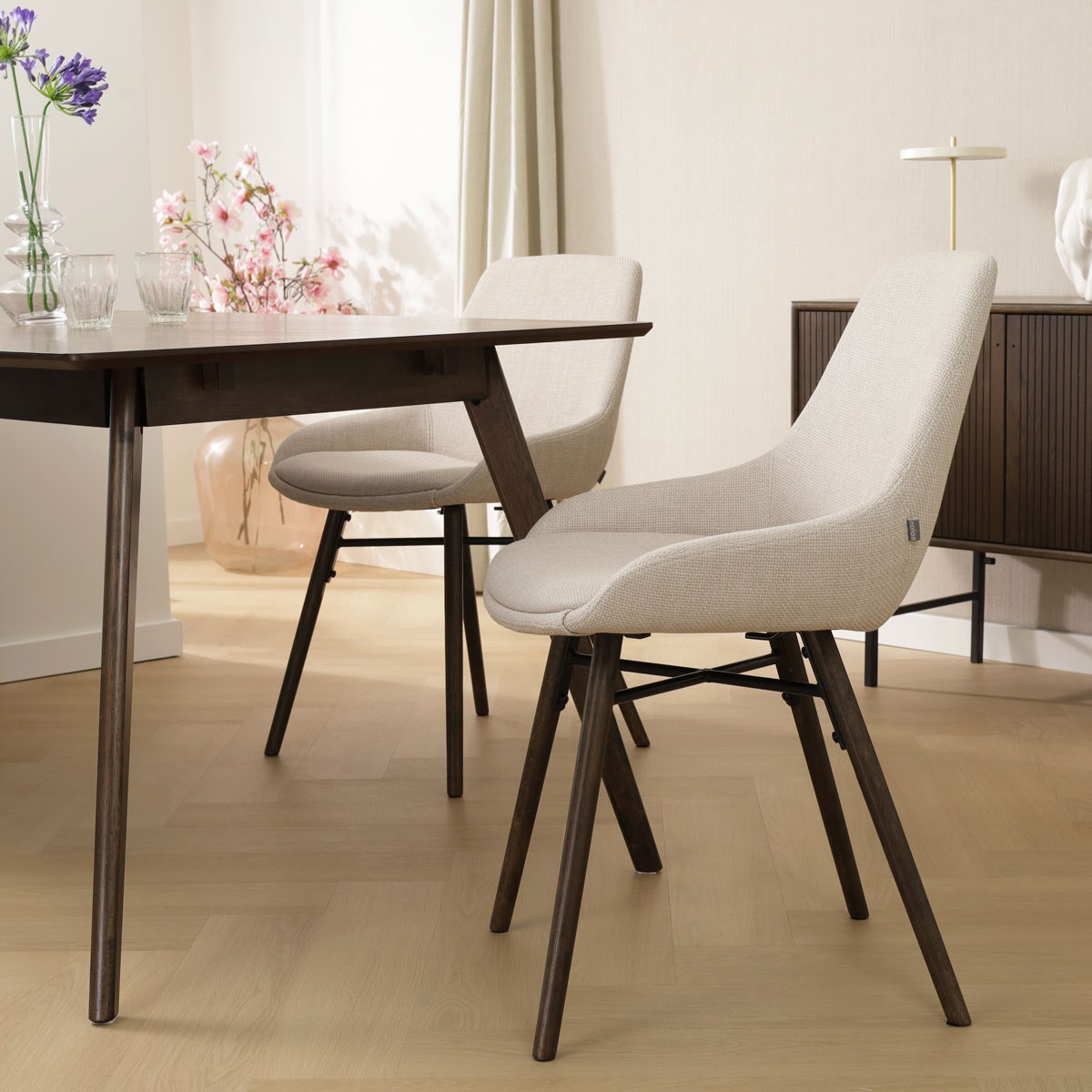 Nena-Isa eetkamerstoel beige - walnoot houten onderstel