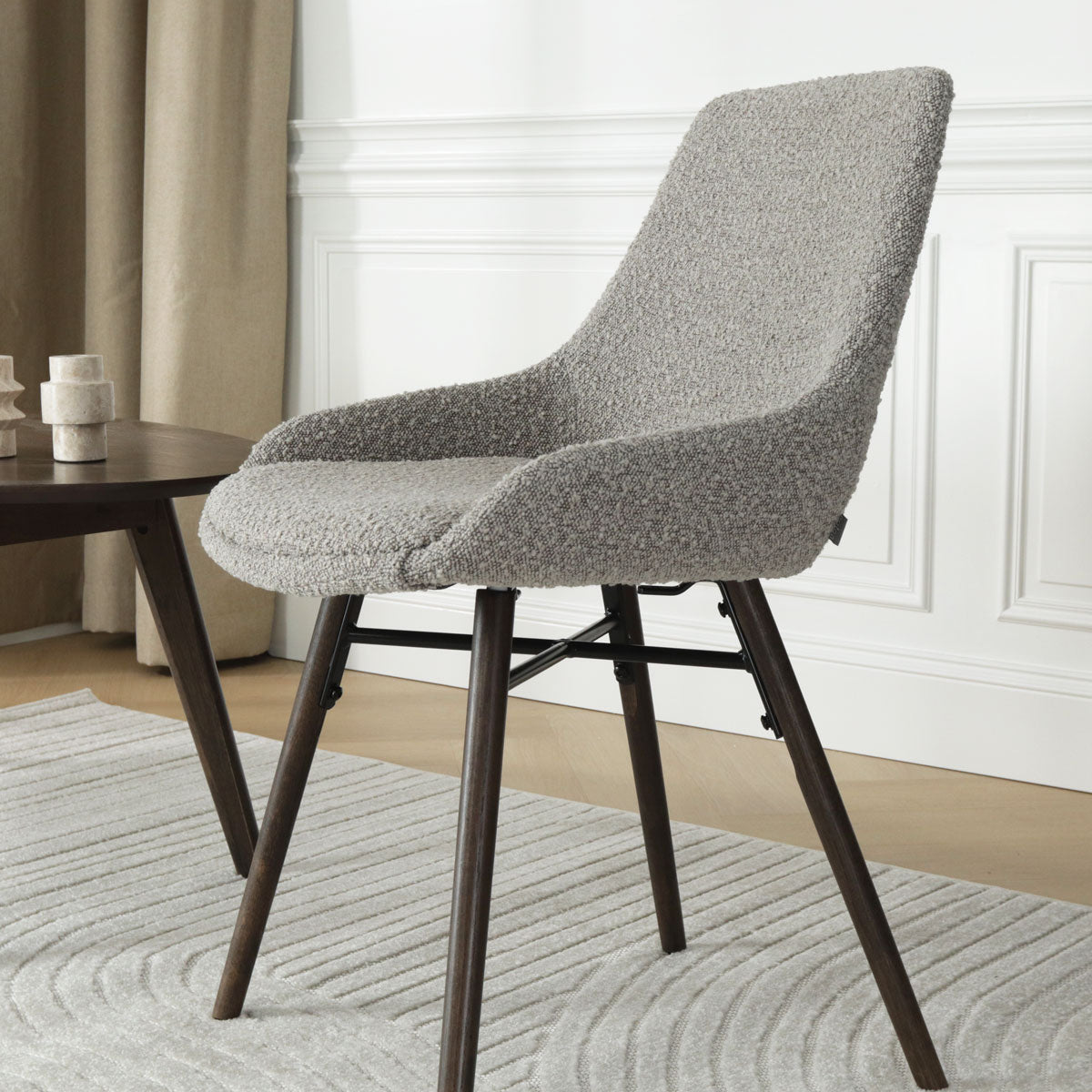 Nena-Isa eetkamerstoel bouclé taupe - walnoot houten onderstel