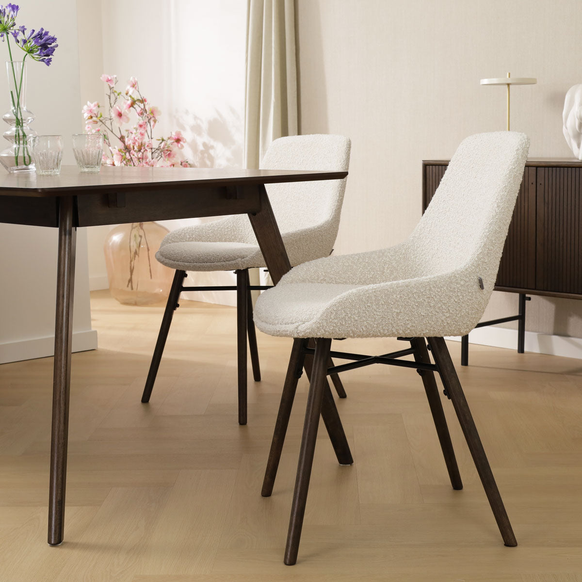 Nena-Isa eetkamerstoel bouclé beige - walnoot houten onderstel
