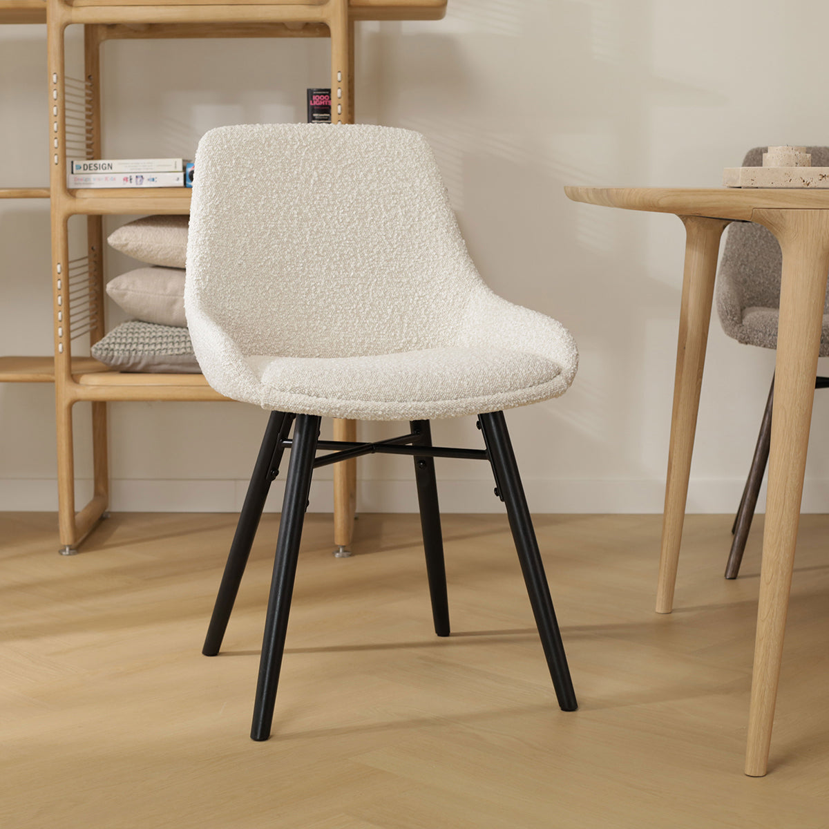 Nena-Isa eetkamerstoel bouclé beige - zwart houten onderstel