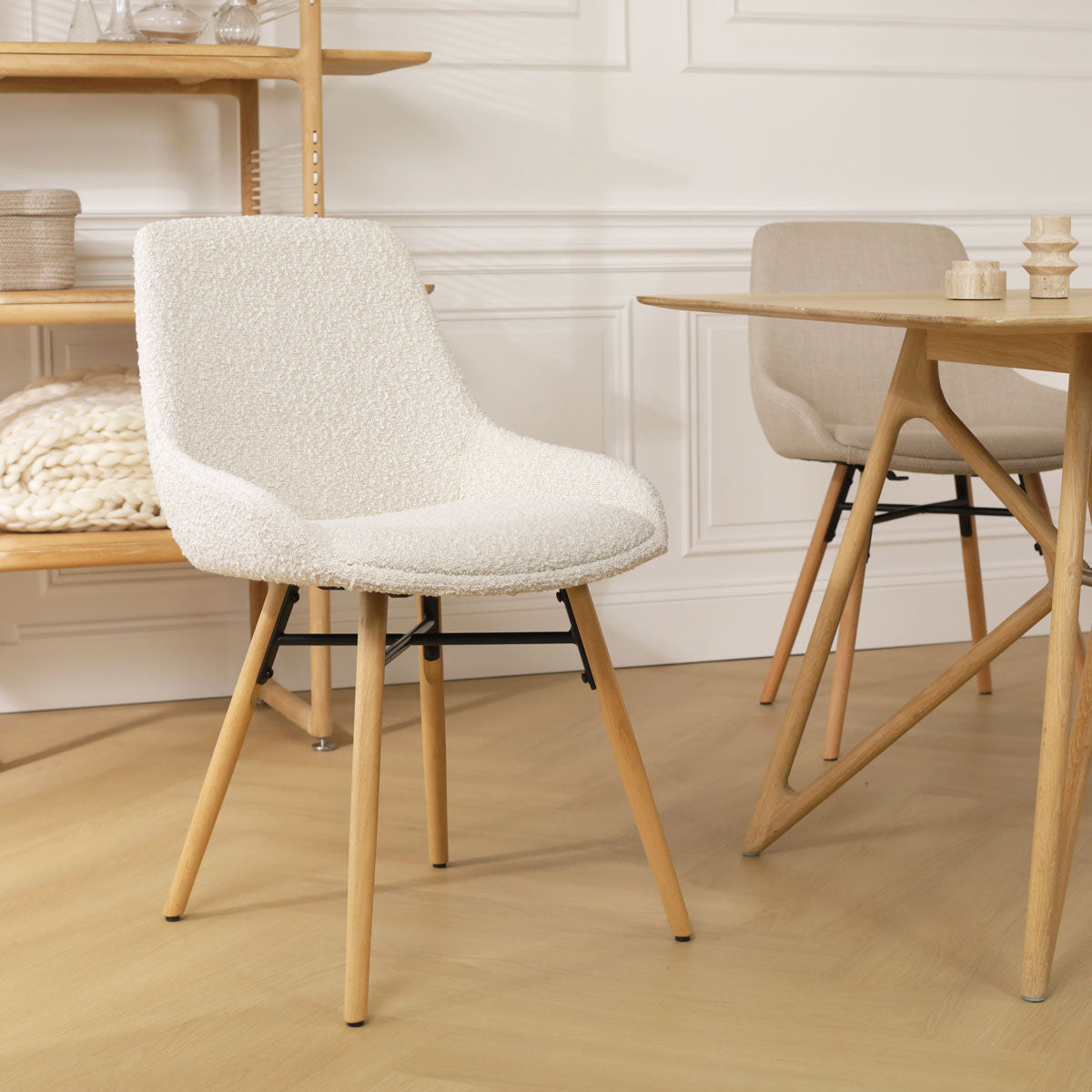 Nena-Isa eetkamerstoel bouclé beige - houten onderstel