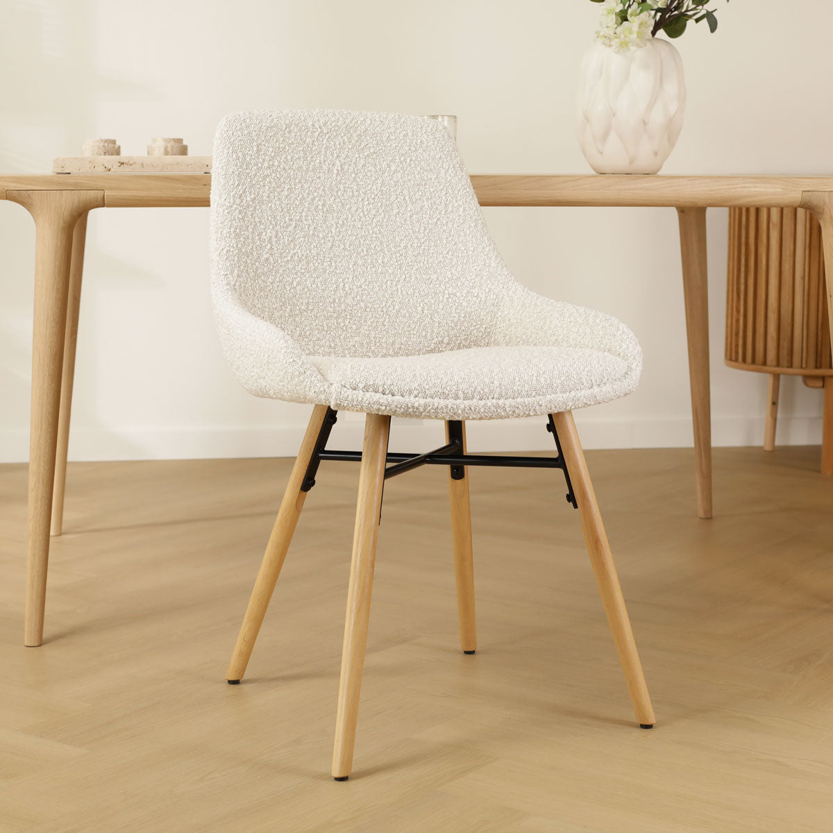 Nena-Isa eetkamerstoel bouclé beige - houten onderstel