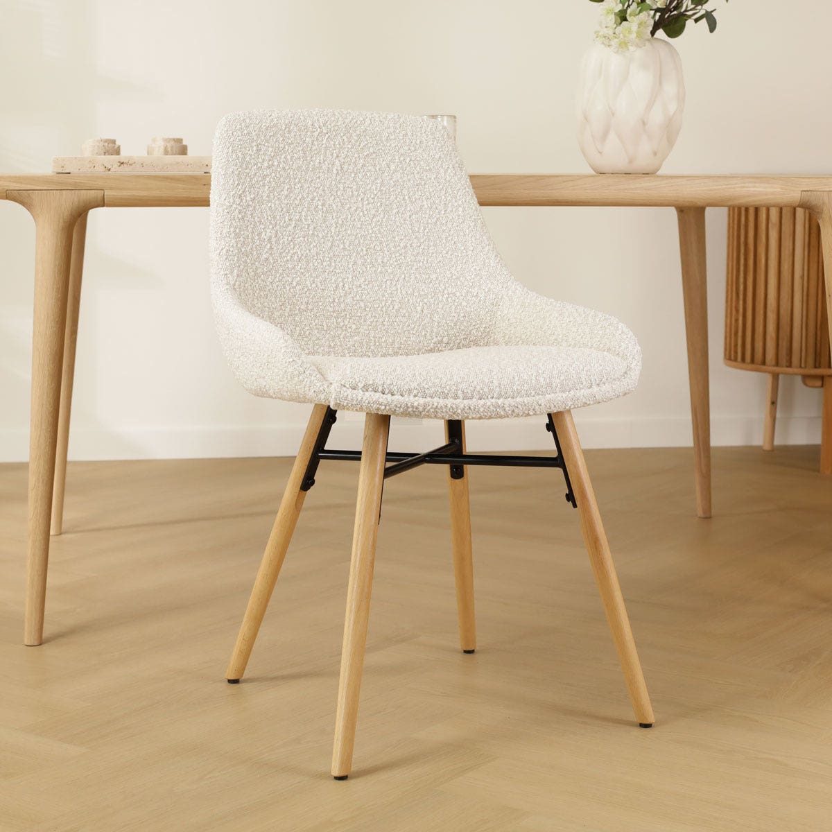 Nena-Isa eetkamerstoel bouclé beige - houten onderstel