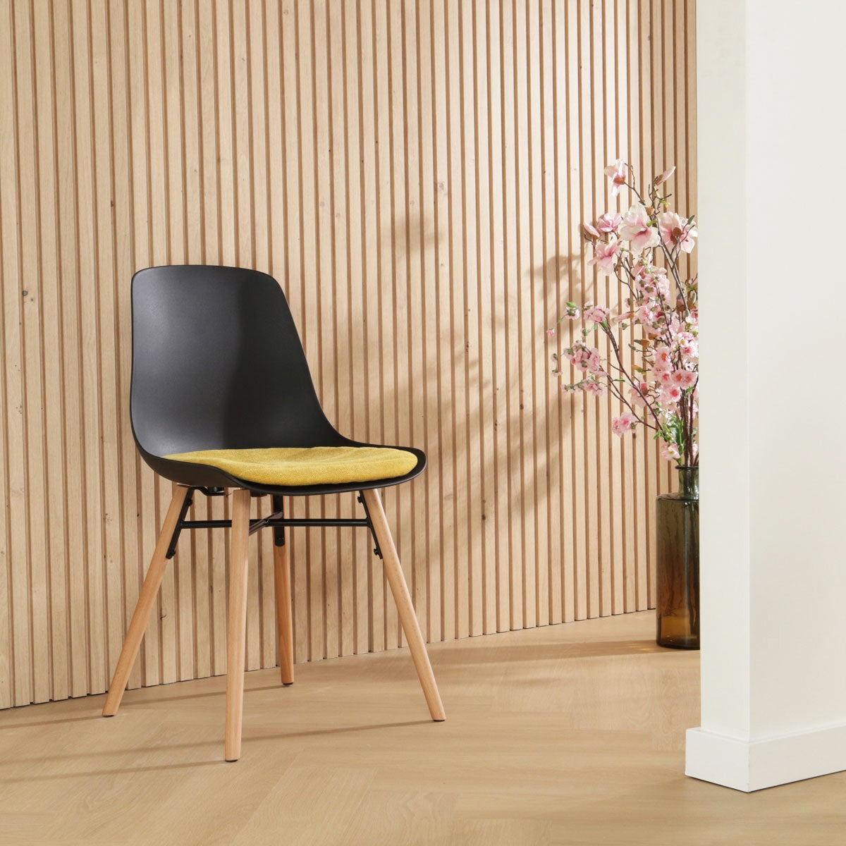 Nena-Liv eetkamerstoel zwart met okergeel zitkussen - houten onderstel