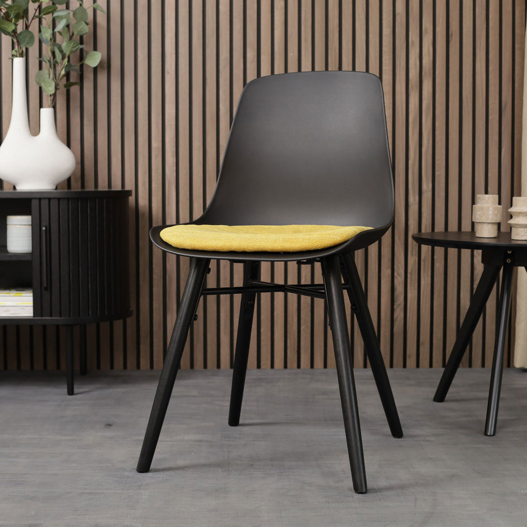 Nena-Liv eetkamerstoel zwart met okergeel zitkussen - zwart houten onderstel