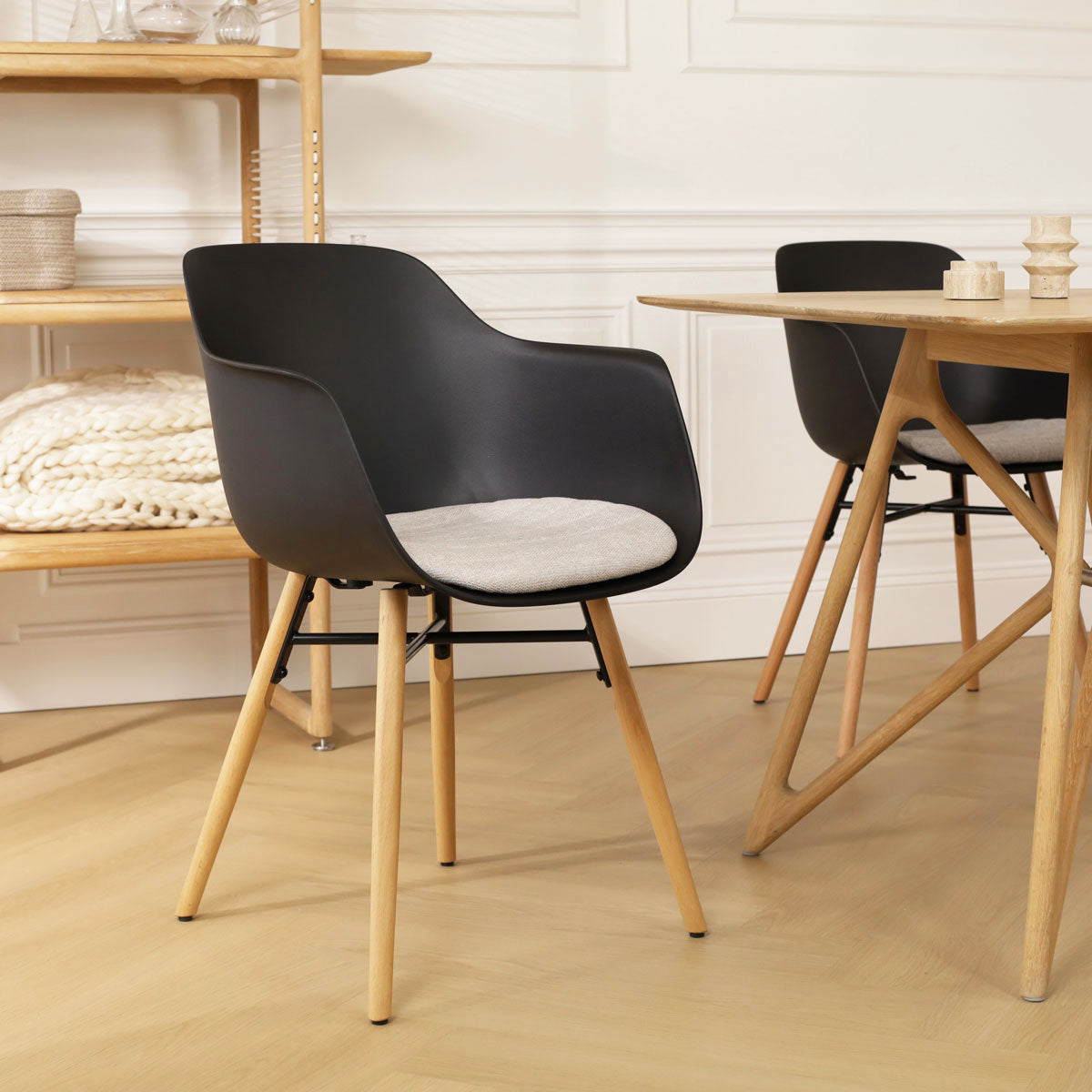 Nena-Liz eetkamerstoel zwart met beige zitkussen - houten onderstel