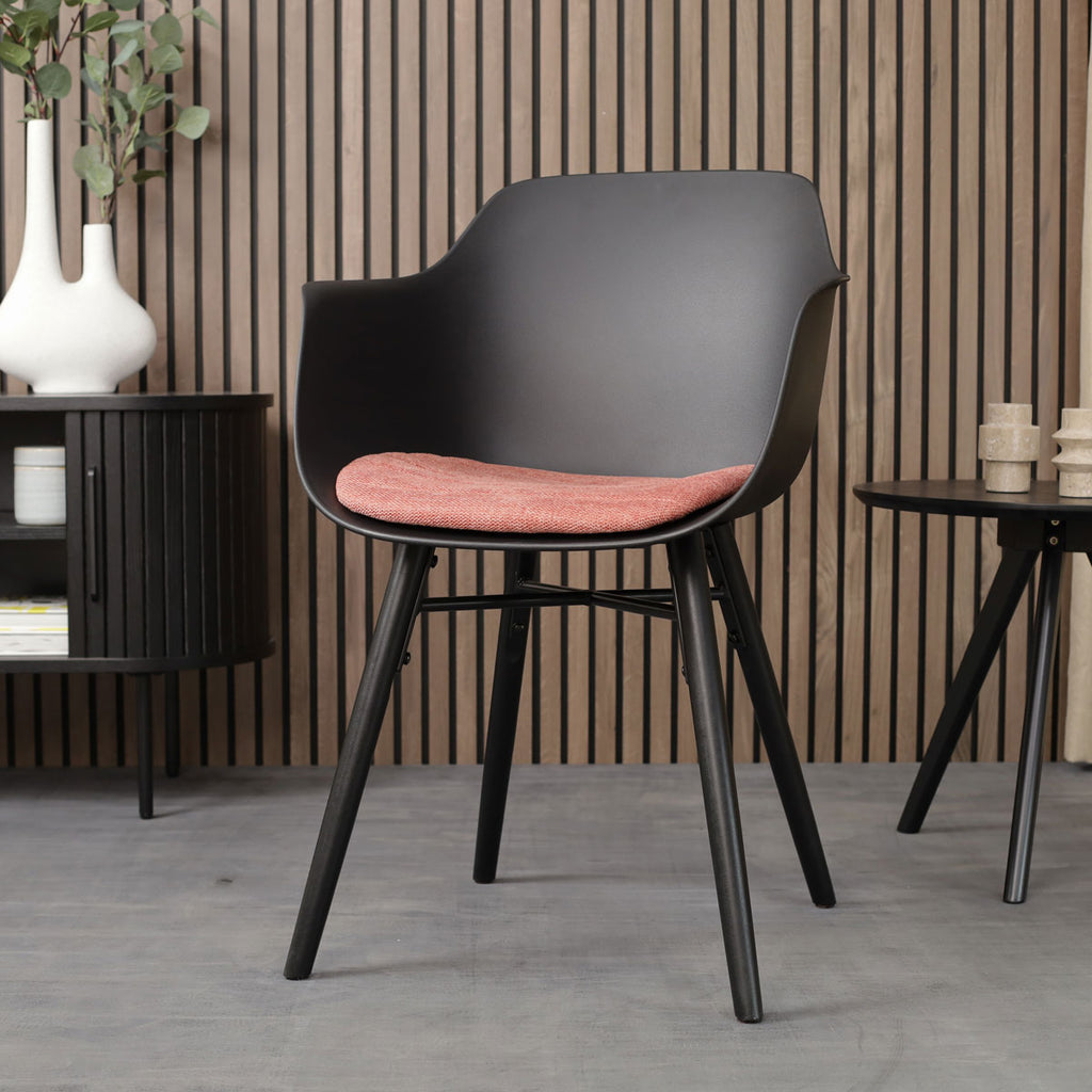 Nena-Liz eetkamerstoel zwart met terracotta rood zitkussen - zwart houten onderstel