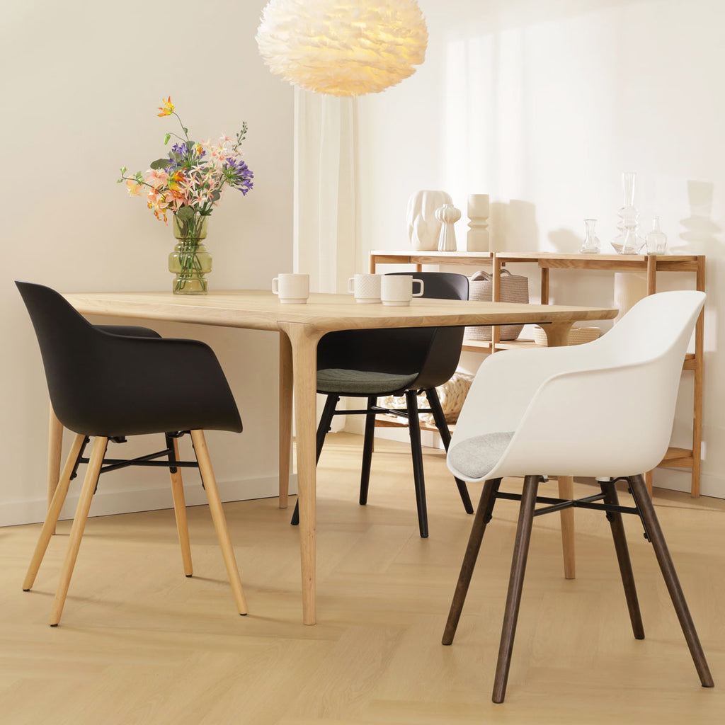 Nena-Liz eetkamerstoel zwart met beige zitkussen - houten onderstel