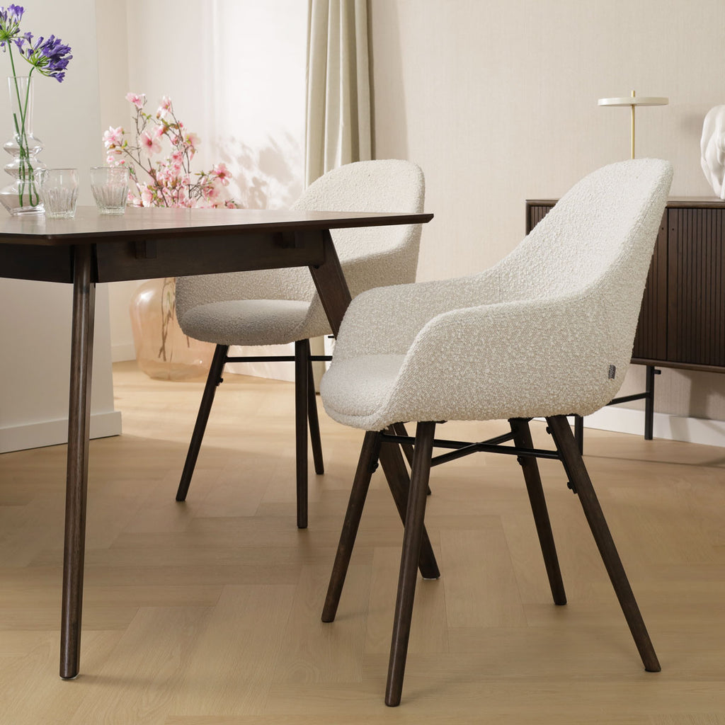 Nena-Mae eetkamerstoel bouclé beige - walnoot houten onderstel