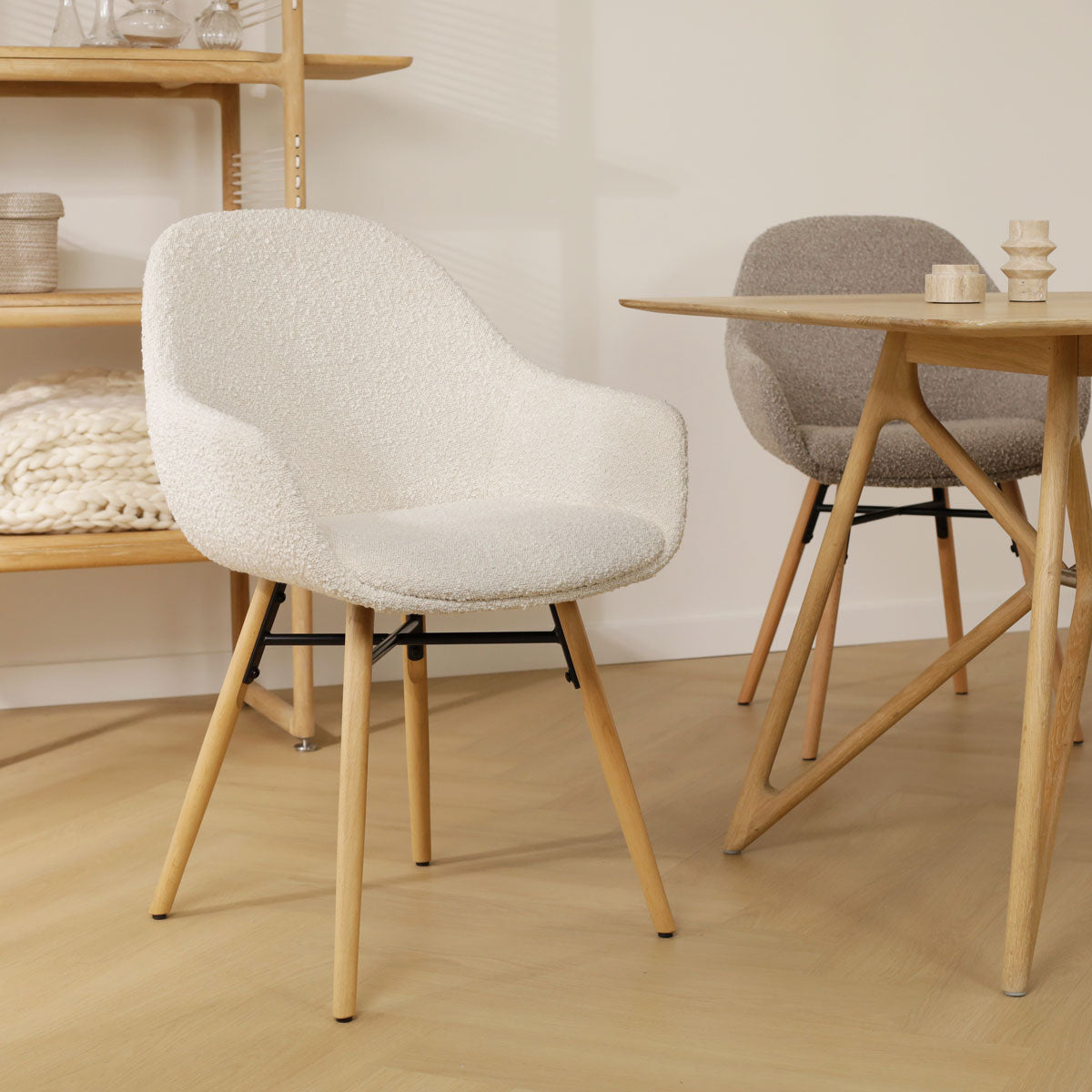 Nena-Mae eetkamerstoel bouclé beige - houten onderstel